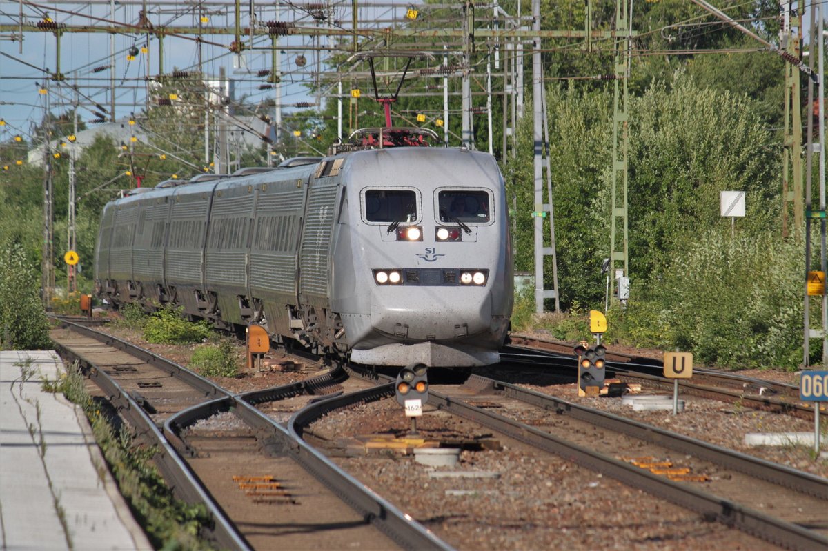 Am 14.07.2017 durchfährt eine Doppeltraktion X2 den Bahnhof Hallsberg auf der Fahrt nach Göteborg.