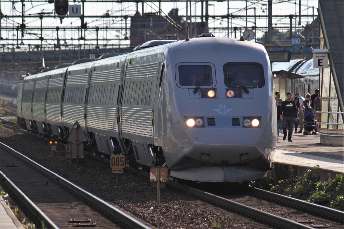 Am 14.07.2017 durchfährt Snabbtåg 442 aus Göteborg den Bahnhof Hallsberg auf seinem Weg nach Stockholm.