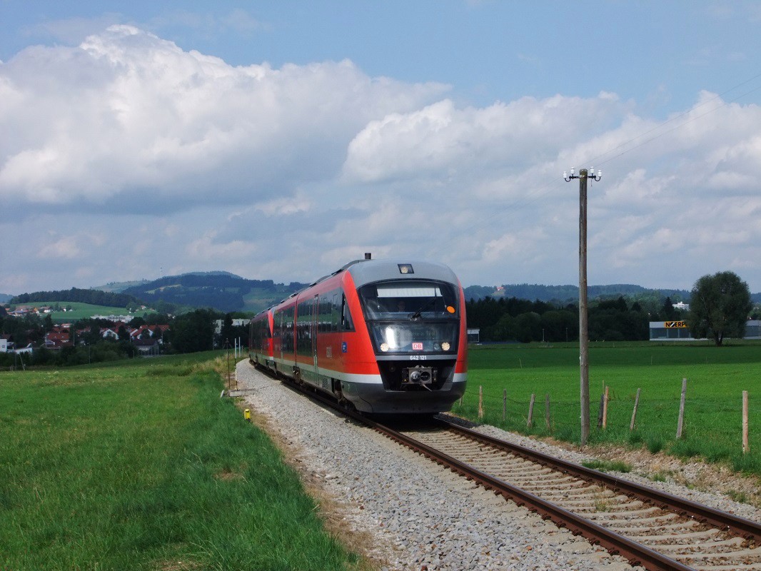 Am 14.08.2013 fahren 642 121/621 und 642 084/584 als RB 5513 nach Reutte in Tirol gerade zwischen St.Mang und Durach. Whrend 642 121/621 bis Reutte in Tirol fhrt, wird 642 084/584 verschlossen bis Pfronten-Steinach mitgefhrt, damit dieser dann als RB 5546 nach Kempten(Allgu)Hbf zurck zu fahren kann.