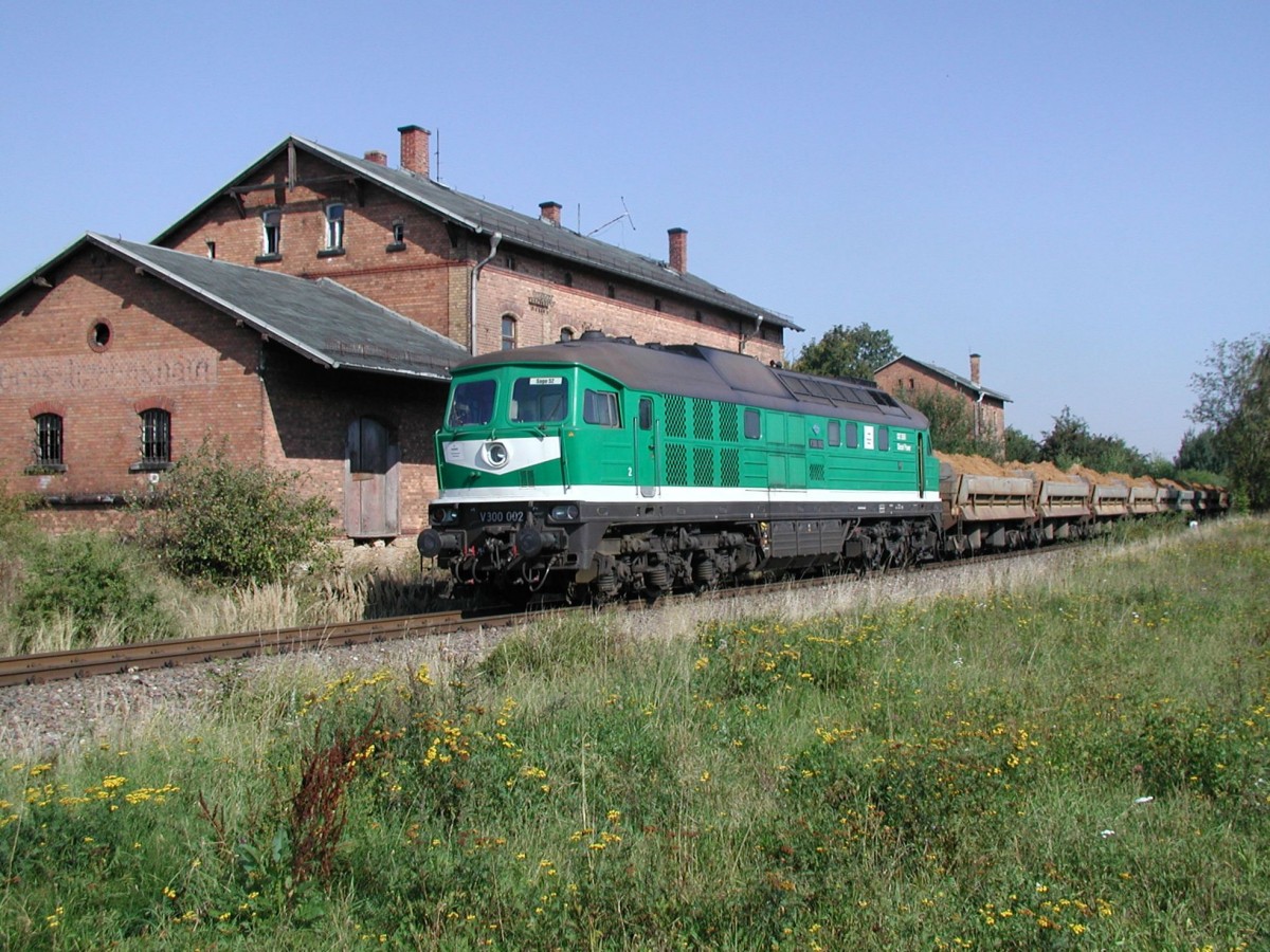 Am 14.09.2006 passiert ein Sandzug der Wismut unter Führung von V300 002 den ehemaligen Bahnhof Großbraunshain.