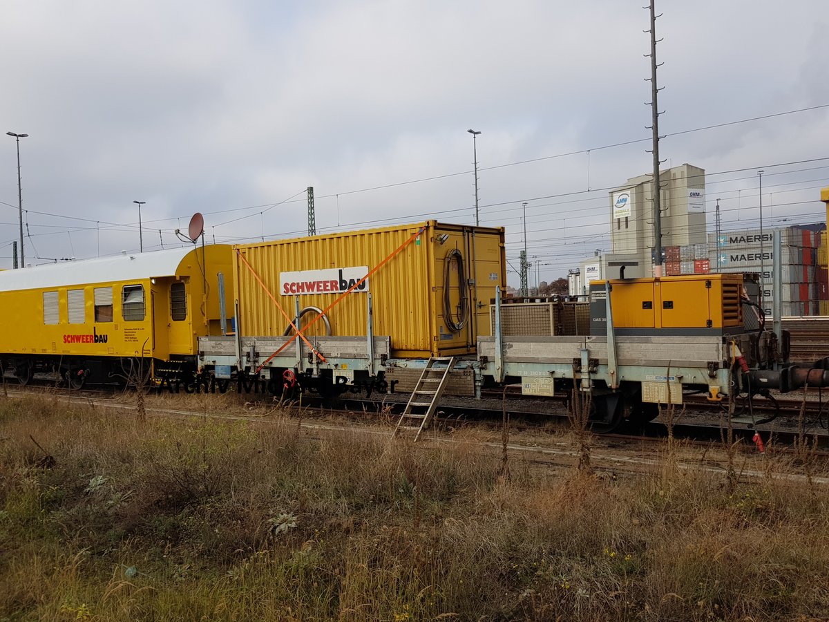 Am 14.11.2018 stand im Güterbahnhof Berlin-Moabit ein Arbeitszug u.a. mit Flachwagen 27 80 3302 018-3 D-WSG von der Schweerbau GmbH.
