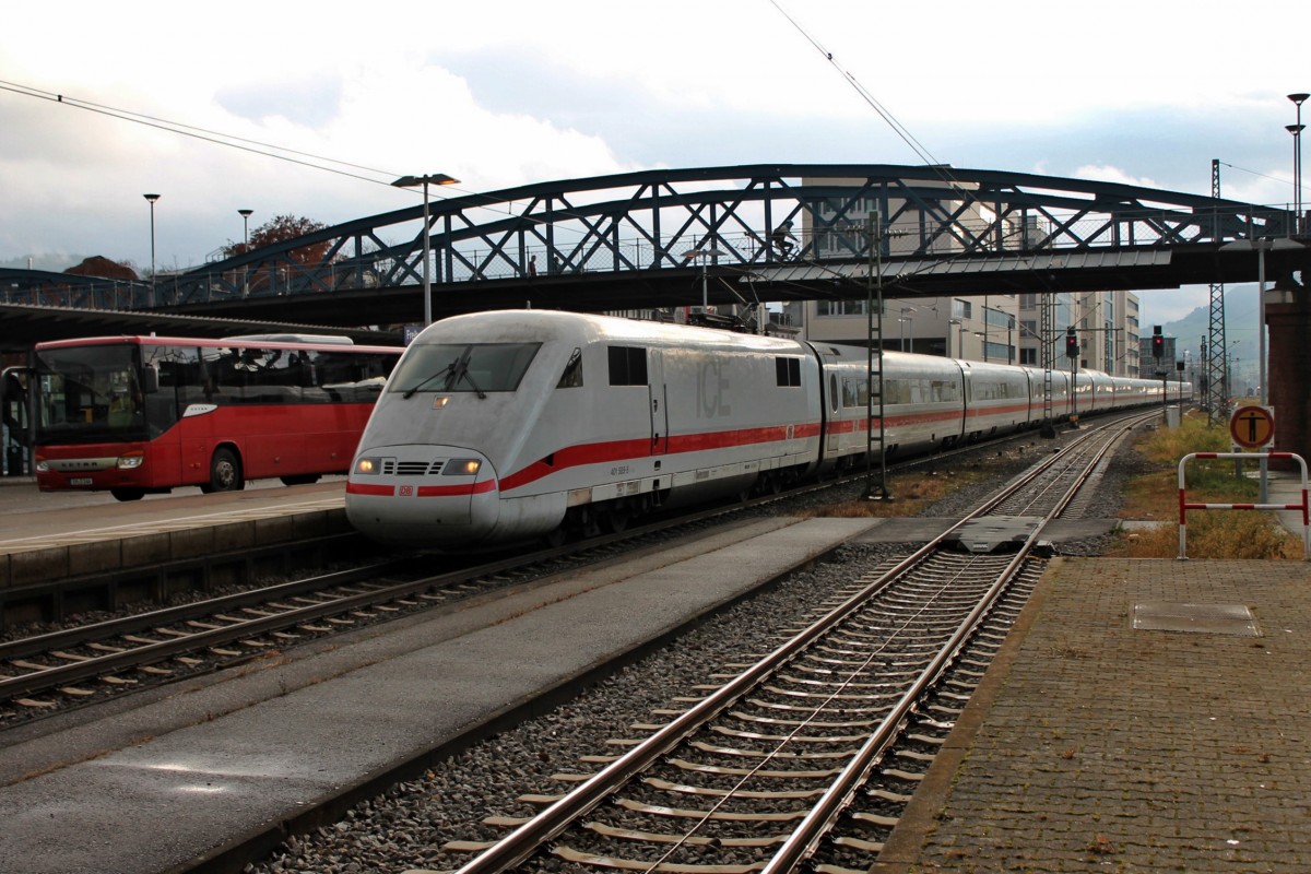 Am 14.12.2013 fuhr 401 585-5  Freilassing   als ICE 276 (Interlaken Ost - Berlin-Ostbahnhof) in den Hauptbahnhof von Freiburg ein.