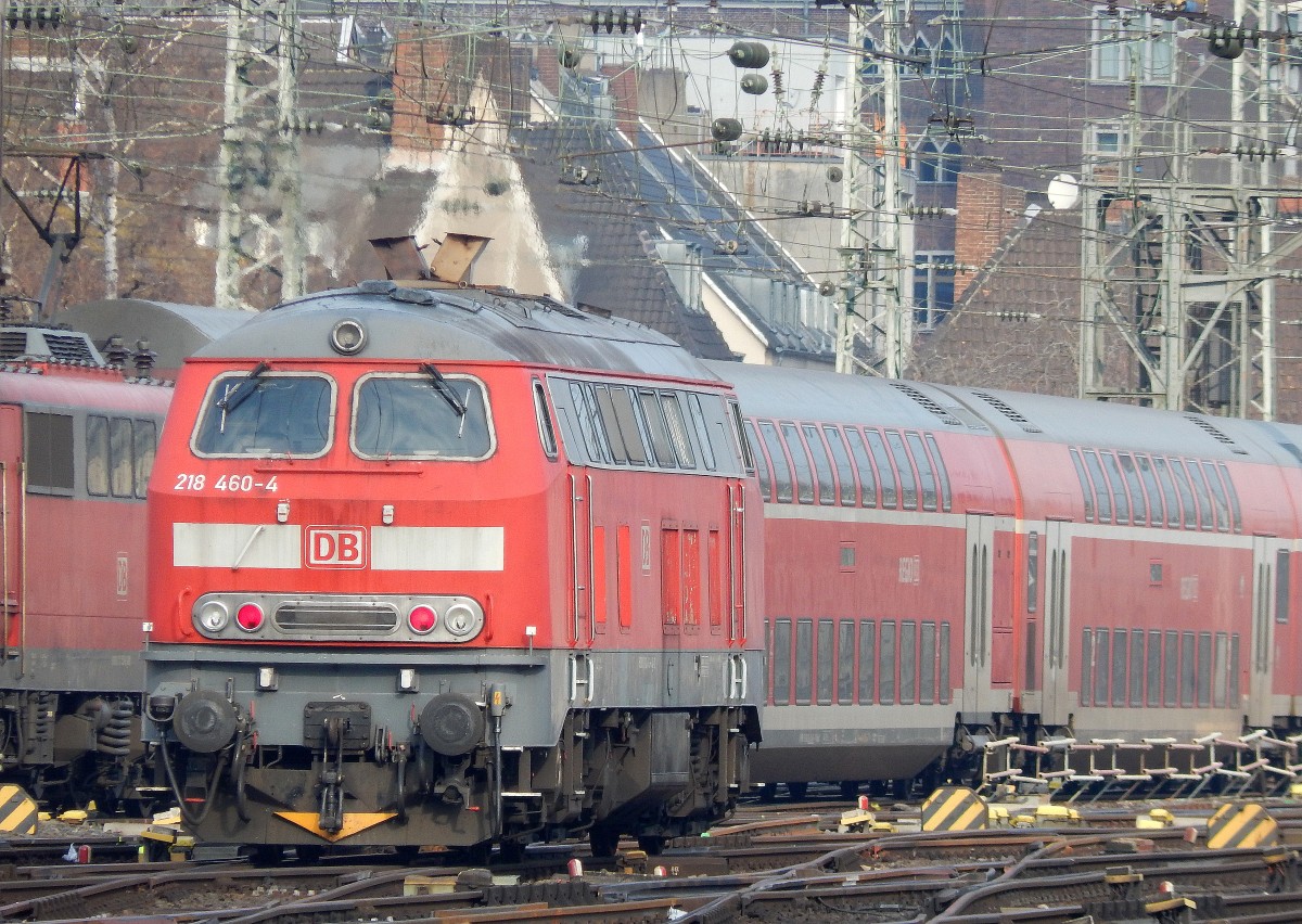 Am 14.3 kam die Kemptener 218 460-4 durch den Kölner Hbf gefahren. Erkennbar das die aus den Süden kommt ist ihr Schneeschieber.

Köln Hbf 14.03.2015