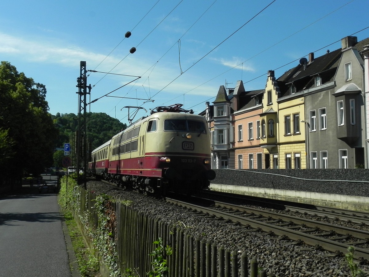 Am 14.6.15 hatte die 103 113 dank des Sommerfestes im DB Museum Koblenz nochmal Auslauf am Rhein. Passend zur Lok wurde sie mit passenden TEE Wagen bespannt. Es ging von Koblenz über die rechte Rheinseite hoch nach Köln und dort über die linke Rheinseite nach Koblenz zurück. Hier fährt sie gerade durch Königswinter. 

Königswinter 14.06.2015