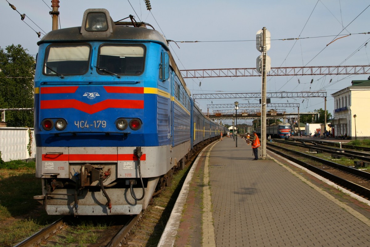 AM 14.8.15 hält der Zug von Kharkiv nach Lviv in Smila. Gleich ist Abfahrt. Die Händler die am Bahnsteig allerlei Fressen verkaufen sind schon wieder abgezogen.