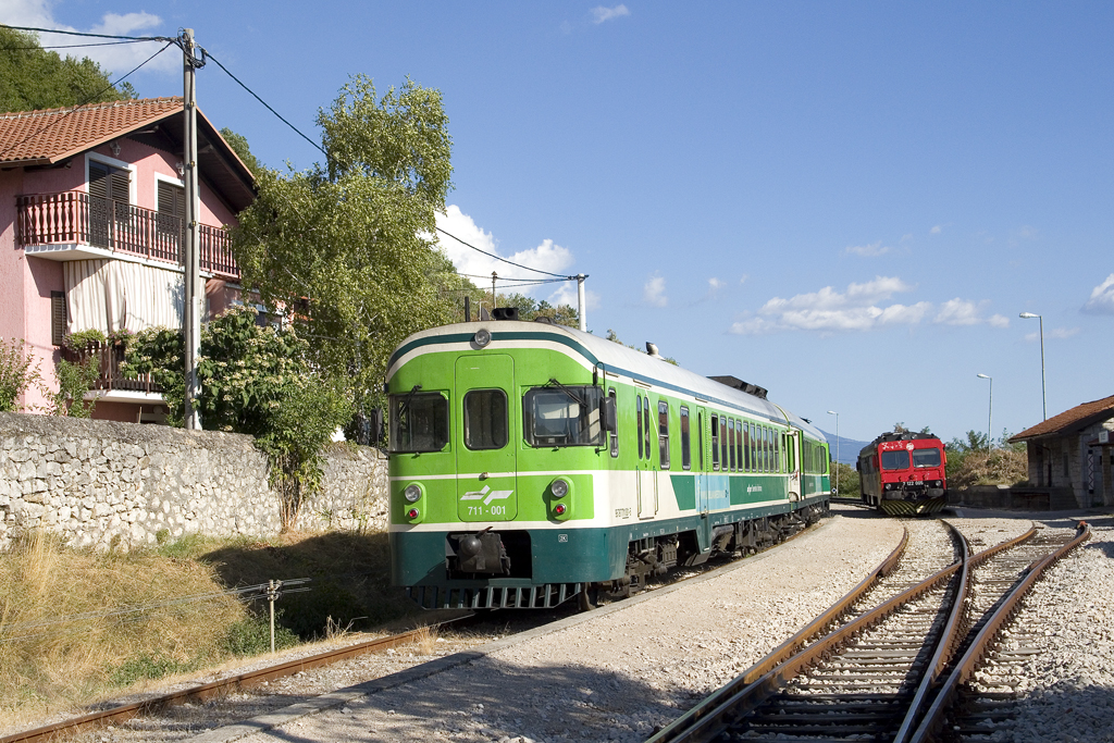 Am 15. August 2017 wartet SŽ 711 001/002 als LP 7706 nach Divača im slowenisch/koatischen Grenzbahnhof Buzet auf die Abfahrt, wärend HŽPP 7122 005 kurz darauf als P 4715 in Richtung Pula aufbrechen wird. 
