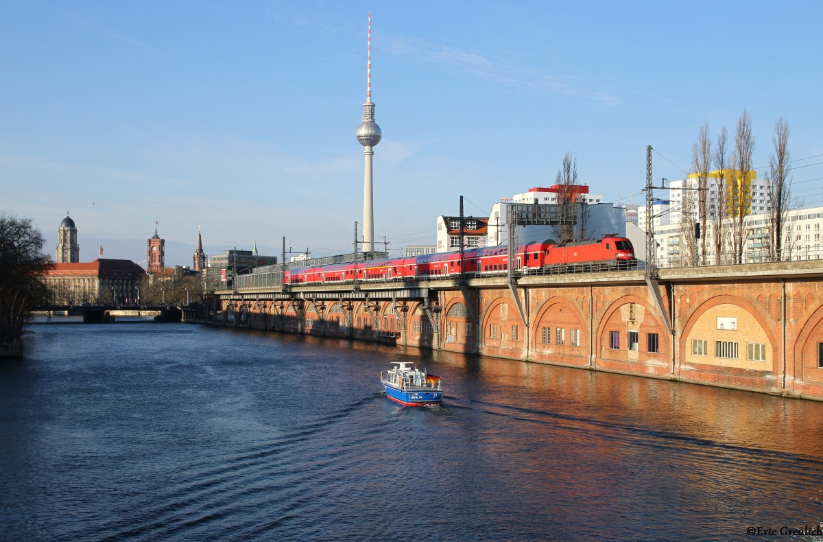 Am 15.01.18 passiert 182 013 mit einem RE1 nach Frankfurt(Oder) die Jannowitzbrücken.