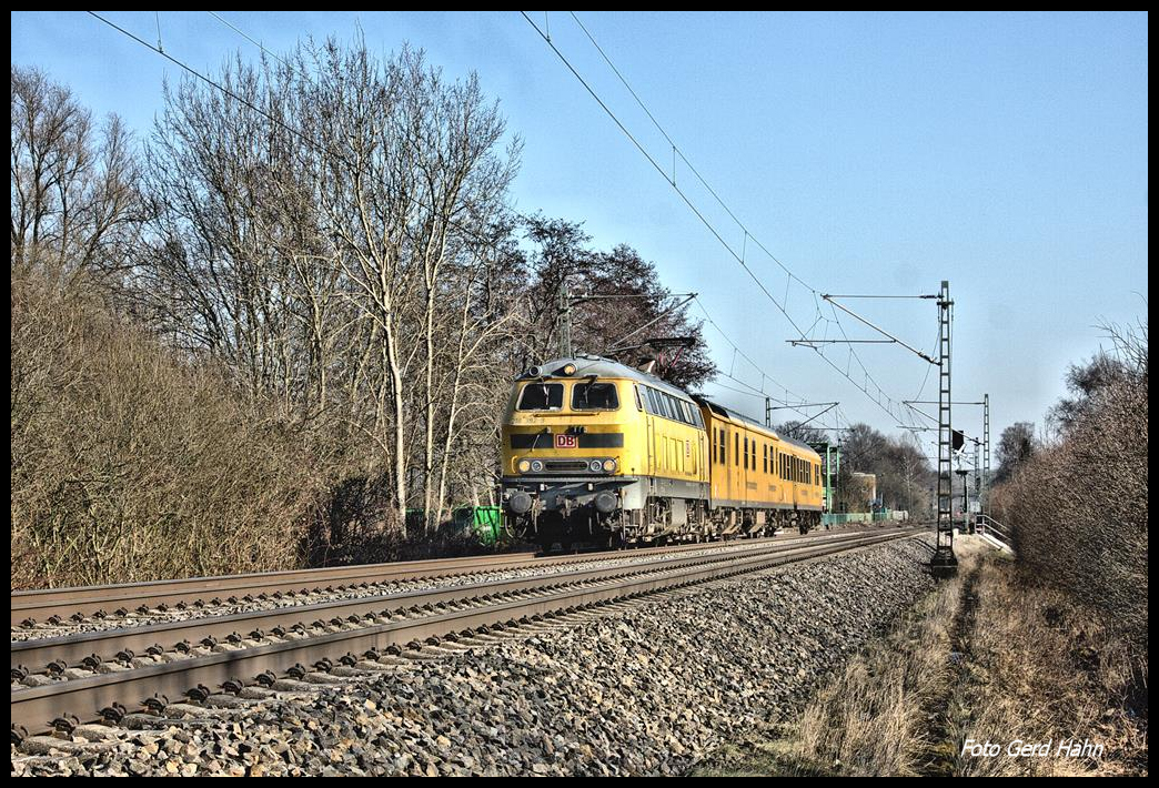 Am 15.02.2017 war 218392-9 mit einer Messfahrt auf der Rollbahn von Bremen in Richtung Münster unterwegs. Um 13.04 Uhr erreichte der Messzug hier den Ortsrand von Hasbergen. 
