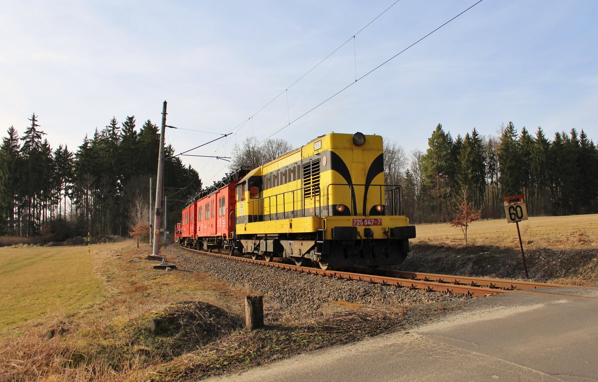Am 15.03.17 waren die Bauarbeiten zwischen Vojtanov und Bad Brambach beendet. 720 567-7 fuhr
mit dem Bauzug direkt von Vojtanov nach Tršnice. Hier der Zug am 15.03.17 in Františkovy Lázně in der Verbindung nach Tršnice.