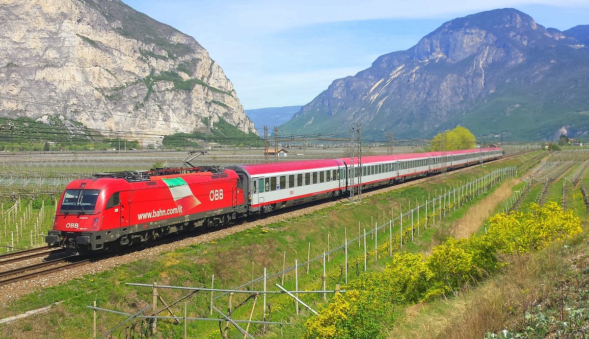 Am 15.04.2015 waren wir mit einem Kollegen im Italienurlaub. Ein Tag wurde dazu auch für die Eisenbahn geopfert. Hier zu sehen ist ein EC, welcher von Verona nach München fährt. Als Lok dient 1216 011.