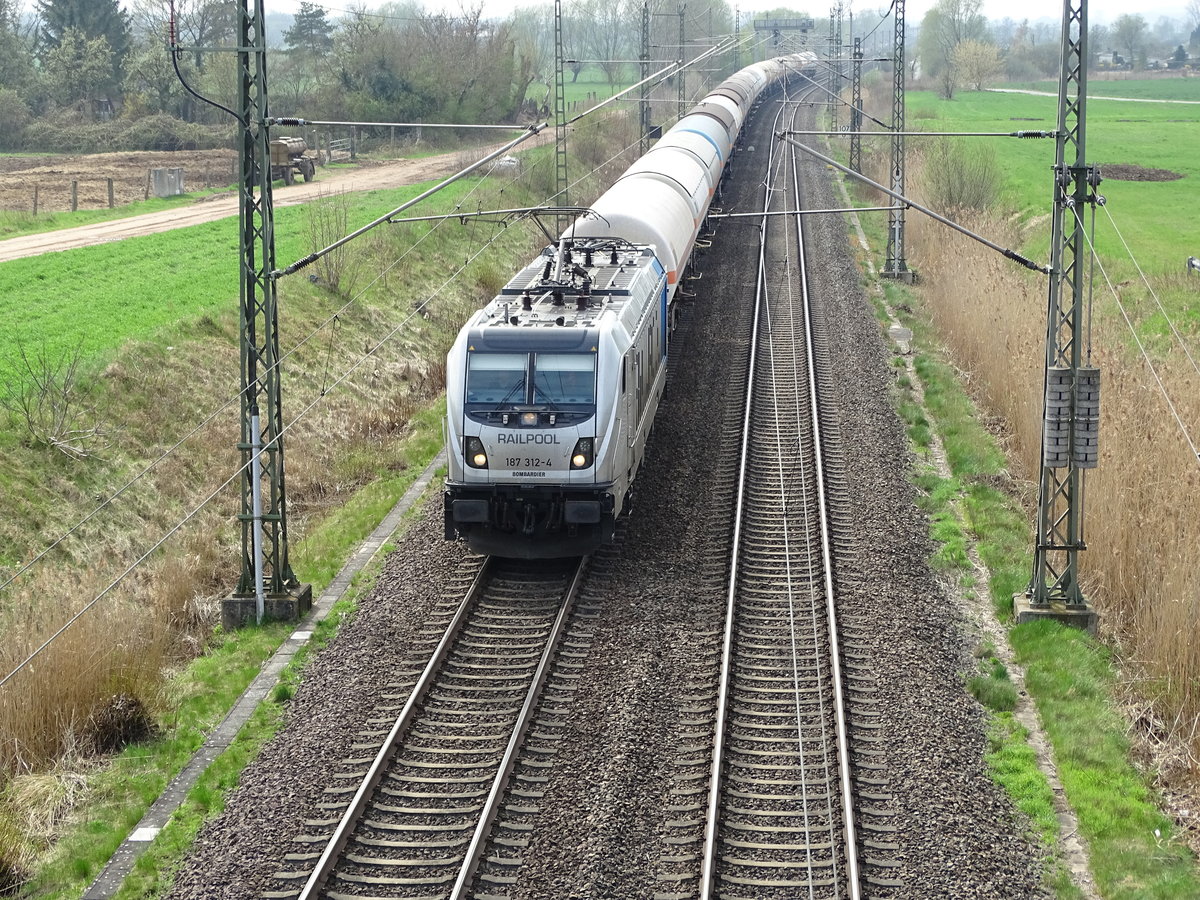 Am 15.04.2018 kam 187 312 mit einem Kesselzug aus Richtung Hannover nach Stendal und fuhr weiter in Richtung Berlin.