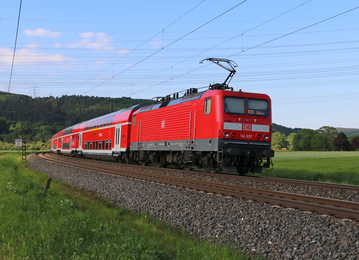 Am 15.05.2015 bespannte die 114 037 den RE50 zwischen Frankfurt und Bebra. Hier auf der Rückreise nach Bebra. Aufgenommen zwischen Mecklar und Ludwigsau-Friedlos.