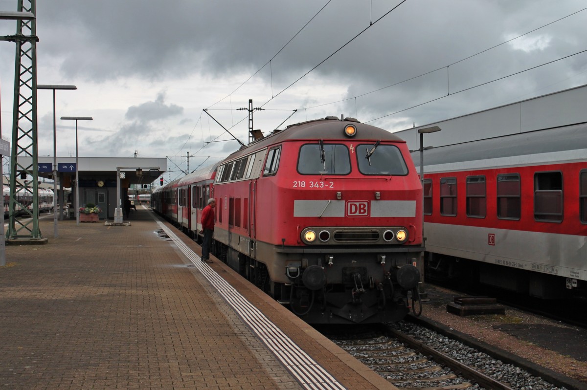 Am 15.06.2013 stand die Haltinger 218 343-2 mit einem RE, aus Stuttgarter n-Wagen gebildet, nach Erzingen auf Gleis 9 des Badischen Bahnhofes von Basel.