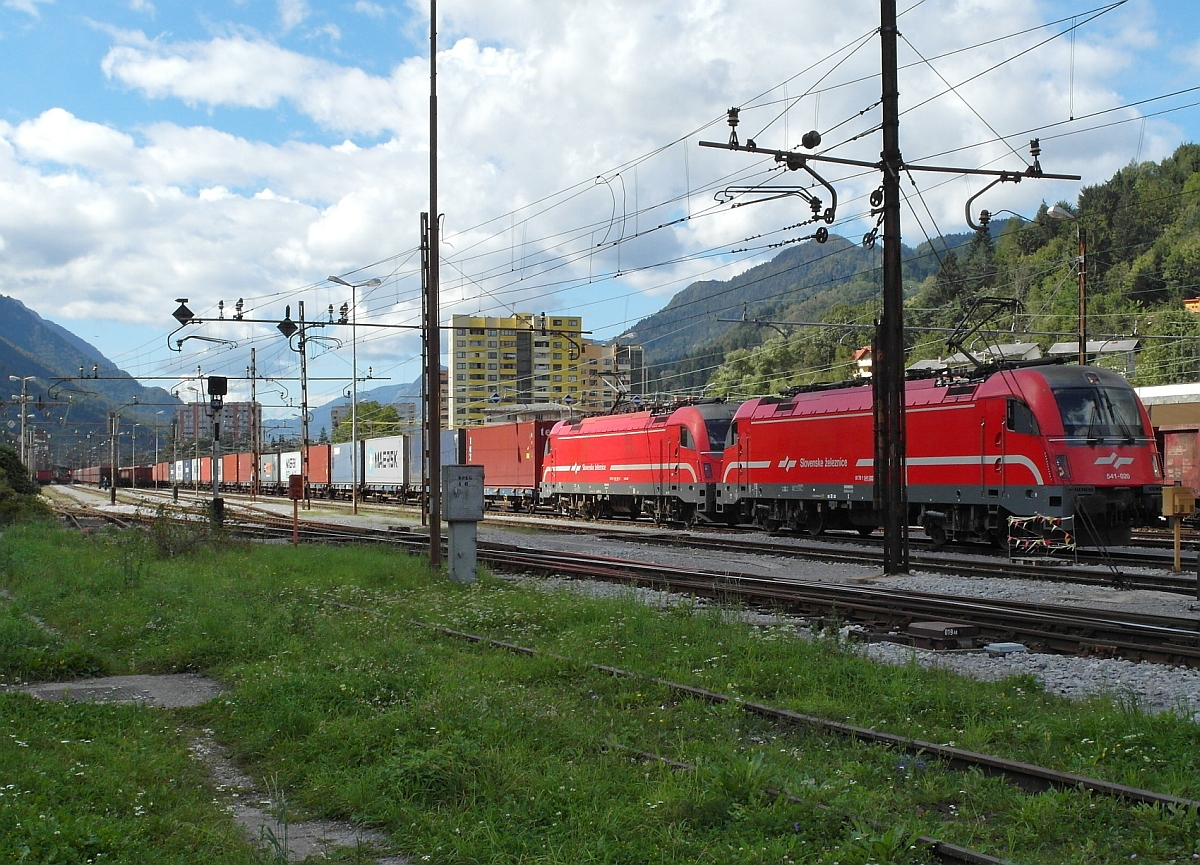 Am 15.09.2014 warten im Bahnhof von Jesenice 541 020 und eine  weitere 541er mit ihrem Containerzug auf Streckenfreigabe und Weiterfahrt.