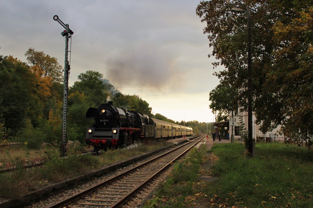 Am 15.10.16 fuhr die 35 1097-1 und 118 770-7 von Chemnitz Hbf nach Katzhütte. Hier der Zug in auf der Rückfahrt in Pößneck oberer Bahnhof.
