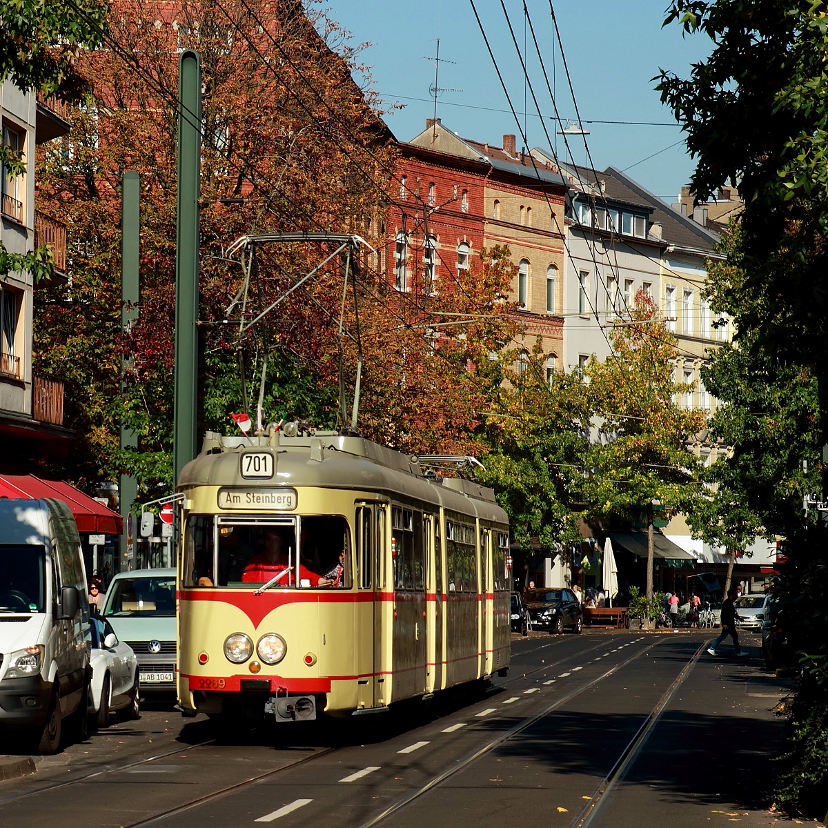 Am 15.10.2017 fanden anläßlich des Tages der offenen Tür im historischen Betriebshof Am Steinberg Zubringerfahrten mit verschiedenen Museumsfahrzeugen der Rheinbahn statt. Der 1966 in Dienst gestellte Fernbahntriebwagen 2269 fährt aus diesem Anlaß von der Heinrichstraße durch die Nordstraße zum Betriebshof.