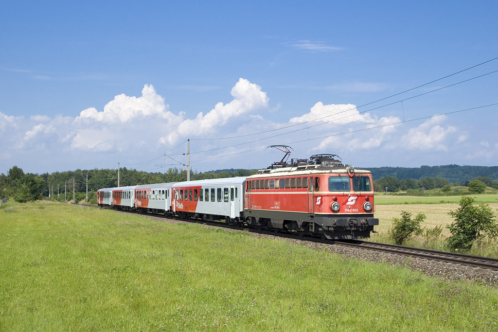 Am 16. August 2016 ist 1142 682 mit dem Regionalzug 3659 von Linz Hauptbahnhof nach Garsten unterwegs und konnte bei Dorf an der Enns festgehalten werden. 

