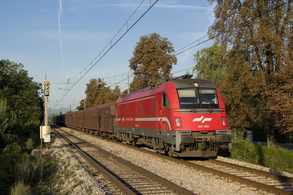 Am 16. August 2017 ist SŽ 541 021 mit einem vollen Erzzug zwischen Brezovica und Ljubljana Tivoli unterwegs. 
