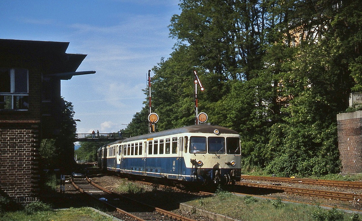 Am 16.05.1993 erreichen 515 604-7 und sowie zwei 815 bei einer Sonderfahrt auf der Wuppertaler Nordbahn den Bahnhof Wuppertal-Heubruch