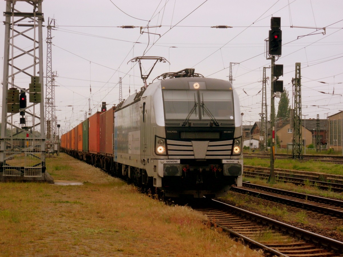 Am 16.05.2015 kam 193 806 mit ihrem Containerzug aus Richtung Salzwedel nach Stendal und fuhr weiter nach Magdeburg.