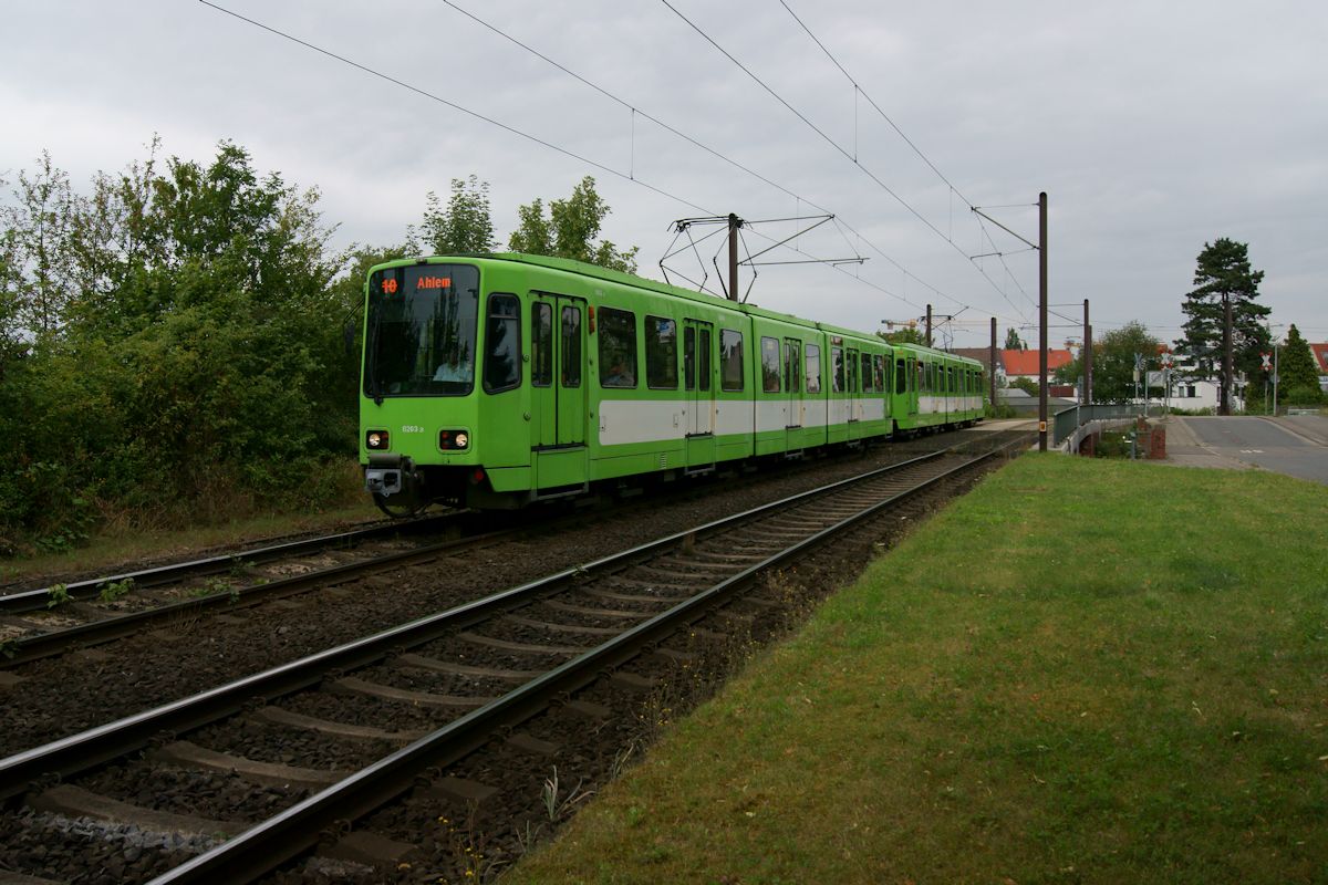 Am 16.07.2016 ist Tw 6203 mit einem weiteren Tw 6000 auf Linie 10 auf dem Weg vom Hannoveraner Hauptbahnhof nach Ahlem und hat gerade den Stichkanal Hannover-Linden überquert.
