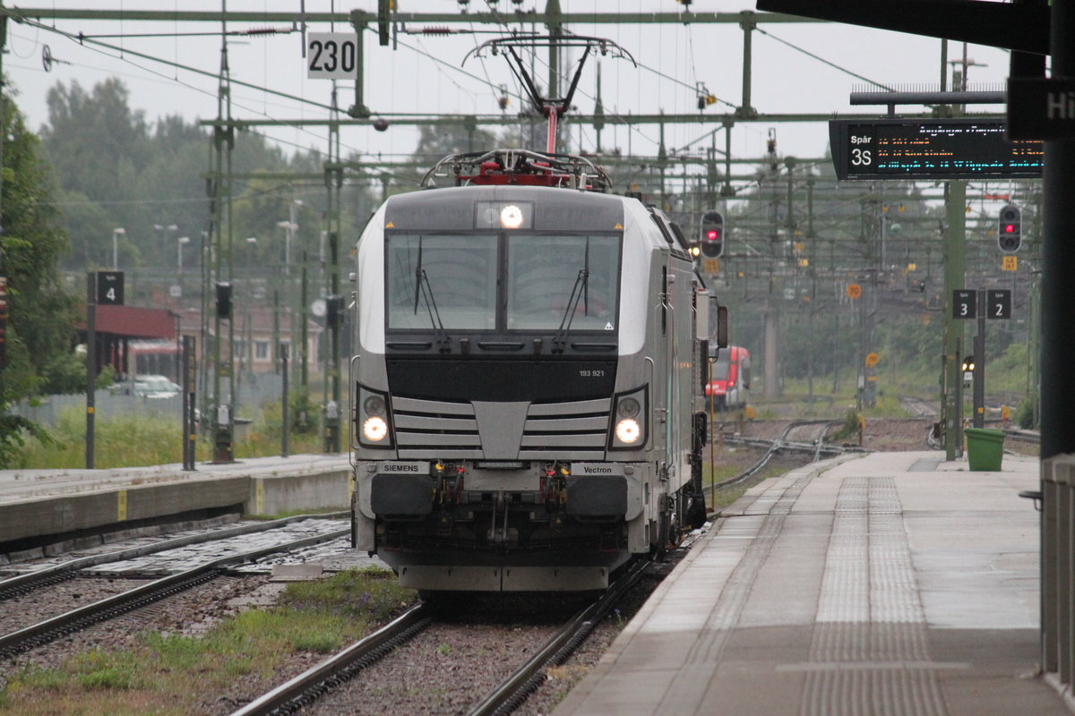 Am 16.07.2017 durchfährt 193 921 mit einer Class66 im Schlepp den Bahnhof Gävle in Richtung Norden.