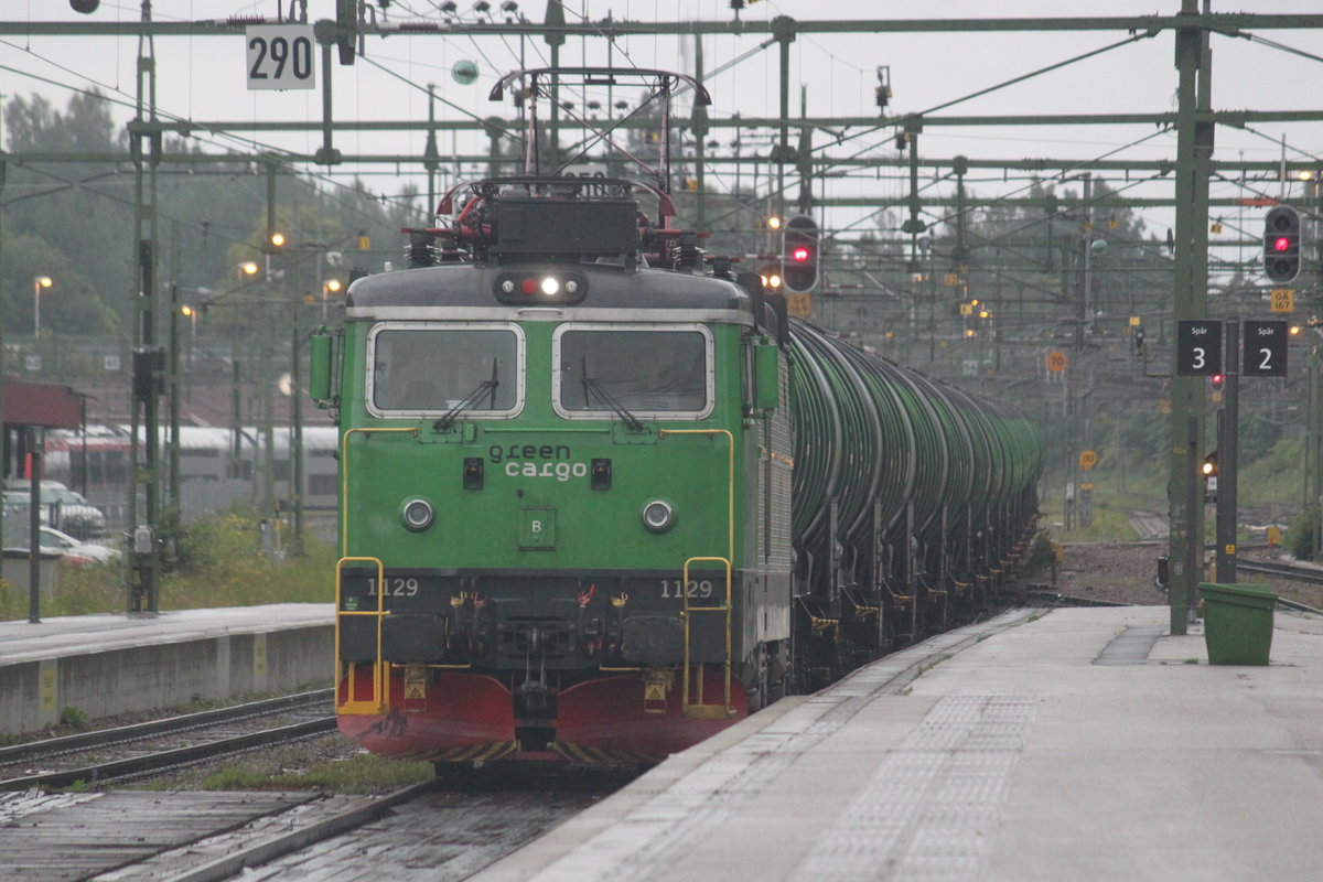 Am 16.07.2017 durchfährt eine Rc2 von Green Cargo mit einem Kesselwagenzug den Bahnhof Gävle in Richtung Norden.