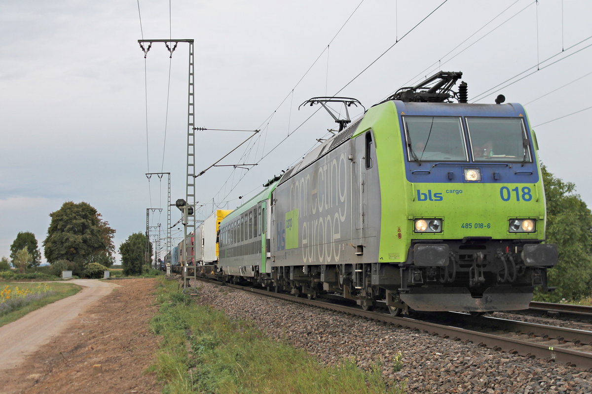 Am 16.09.2016 bespannte Re 485 018-6 eine RoLa (Freiburg (Brsg) Rbf - Novara Boschetto), als sie bei Müllheim (Baden) auf der KBS 703 in Richtung Basel fuhr.
