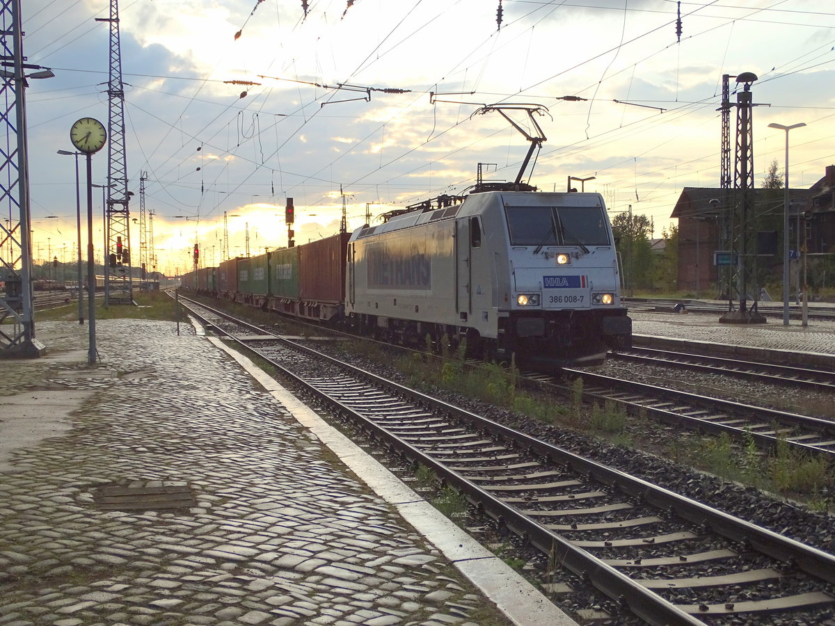 Am 16.09.2017 kam die 386 008 mit ihrem Containerzug aus Richtung Salzwedel nach Stendal und fuhr weiter Richtung Magdeburg.