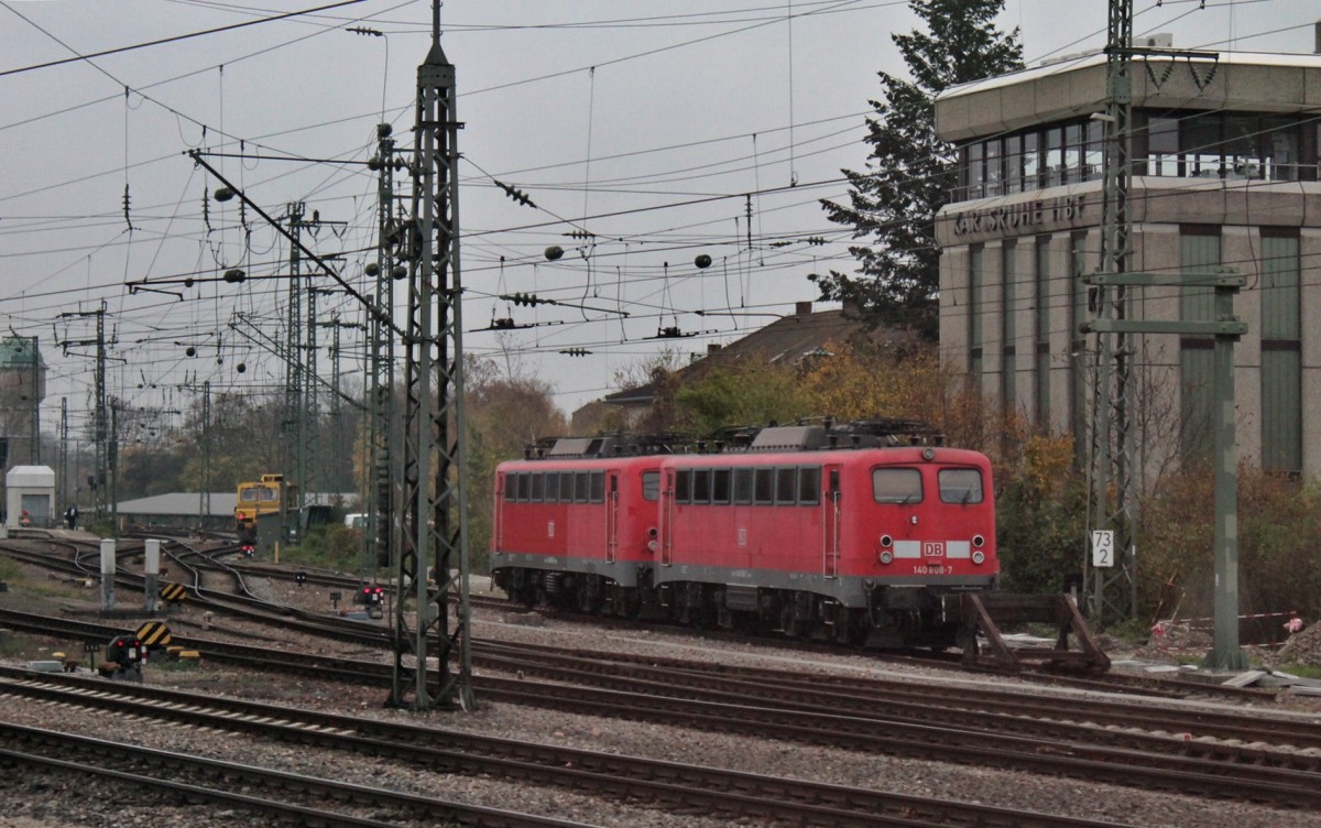 Am 16.11.2013 standen DB Fahrwegdienste 140 808-7 und 140 855-8 zusammen in Karlsruhe Hbf abgestellt und wartet auf ihren nächsten Einsatz. (Bild aus fahrenden Zug fotografiert)