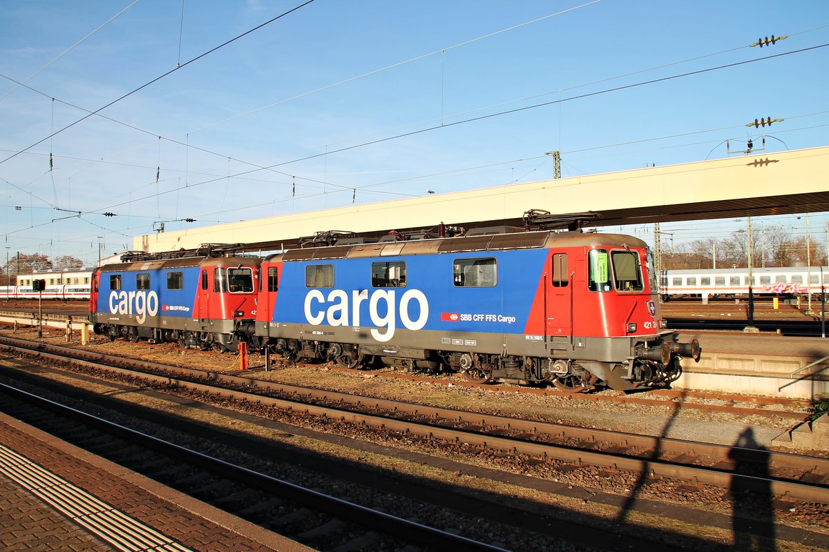 Am 16.11.2015 standen Re 421 386-4 und Re 421 373-2 gemeinsam abgestellt auf Gleis 96 im Badischen Bahnhof von Basel.