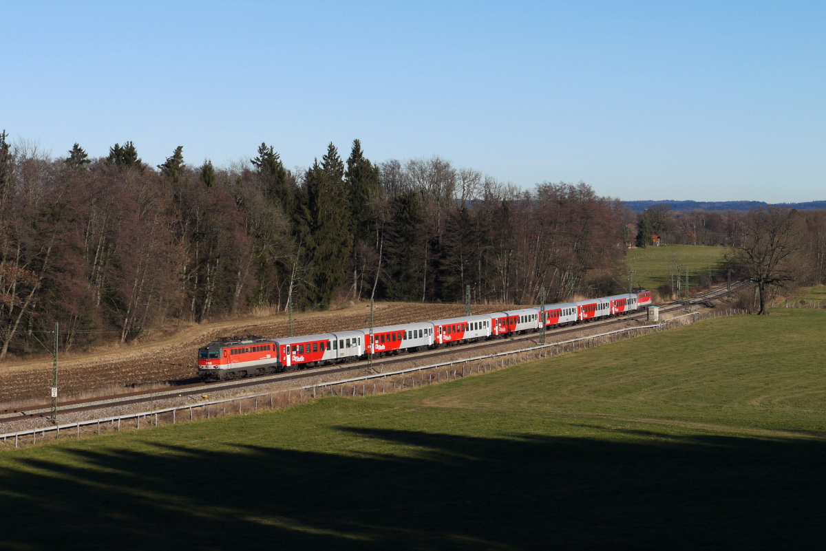 Am 16.12.13 konnte ich bei Übersee die ÖBB 1142 655 und 1142 636 am Schluss mit dem DPN 79026 (Salzburg Hbf - München Hbf) aufnehmen.