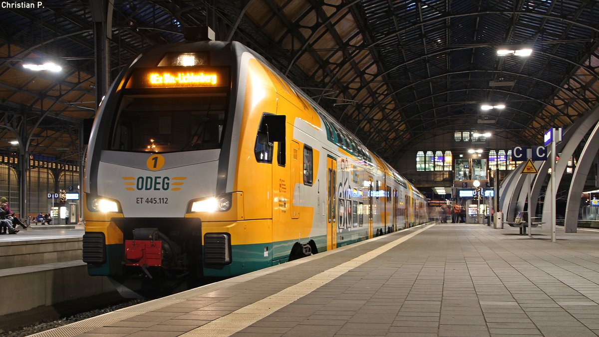 Am 16.12.17 Verkehrte der ODEG ET445.112 (445 112-6 D-ODEG) als Marzipan-Express OX8617 (OEx 8617) von Lübeck (AL) nach Berlin-Lichtenberg (BLO).
Man beachte den kleinen Tannenbaum im Führerstandsfenster, das Zugpersonal hatte Offensichtlich freude an der Sonderfahrt, nicht so das Zugpersonal der Eisenbahn-Nostalgiefahrten Bebra e.V. mit der V160 002  LOLLO  am gleichen tag.
Der Zugbegleiter des Odeg-Sonderzuges trat an die Fotografen heran und stellte die Frage:  Was fotografiert ihr den diesen Plaste-haufen ? , darauf die Antwort des Fotografen:  Iss halt wat besonderes im Hohen Norden .
Darauf hinn verteielte der Zugbegleiter Odeg Kugelschreiber mit den worten  Hier habt a noch mehr Plaste  und bat um die veröffentlichung der Bilder.
