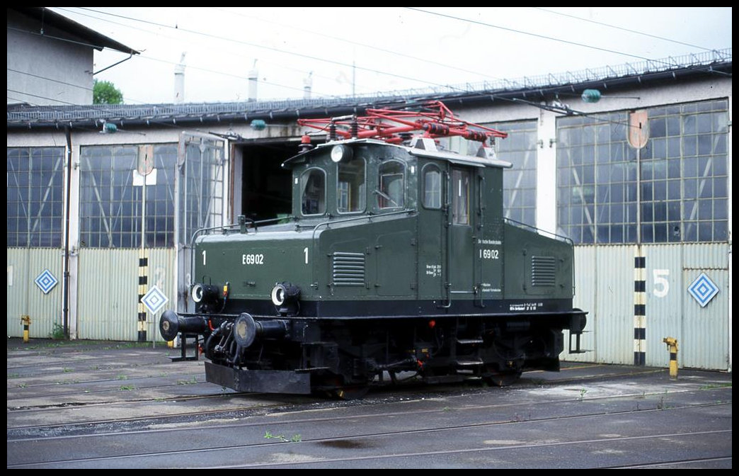 Am 16.5.1999 standen noch etliche Museumsfahrzeuge der DB im BW Garmisch Partenkirchen. An diesem Tag wurden sie wie hier E 6902 den Besuchern präsentiert!