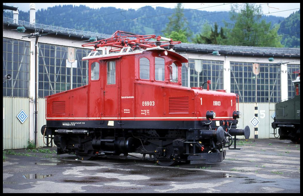 Am 16.5.1999 standen noch etliche Museumsfahrzeuge der DB im BW Garmisch Partenkirchen. An diesem Tag wurden sie wie hier E 6903 den Besuchern präsentiert!