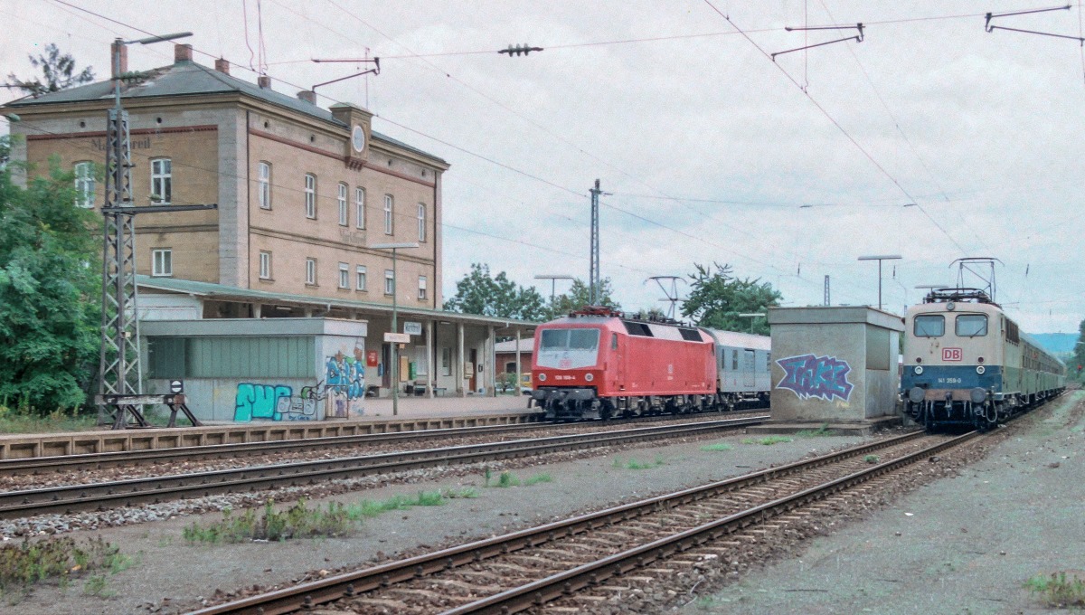 Am 16.9.94 gab es hingegen noch bunte Züge und abwechslungsreicheren Betrieb in Marktbreit: Die Überholung von 141 359 mit einer Regionalbahn in Gleis 4 durch den InterCity nach Würzburg war beispielsweise planmäßig vorgesehen.