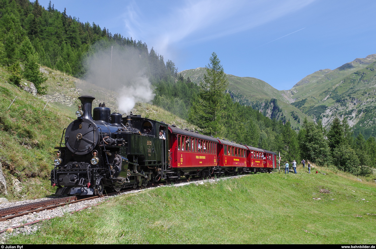 Am 17. August 2014 wurde in Oberwald ein grosses Fest gefeiert anlässlich des 100 Jahr Jubiläums der Bahnlinie von Brig nach Gletsch. Mit dabei natürlich die Dampfbahn Furka Bergstrecke mit mehreren Zügen. Hier eine Komposition im ursprünglichen roten Anstrich mit der HG 3/4 9 der ehemaligen Brig-Furka-Disentis Bahn an der Spitze.