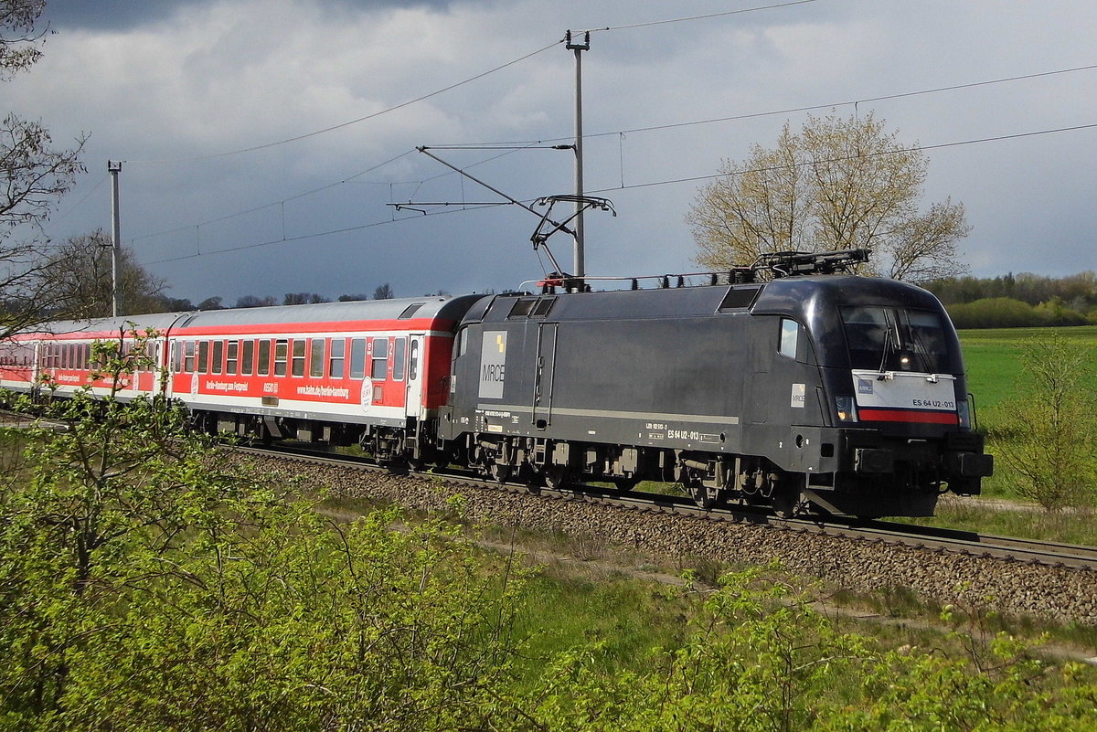 Am 17.04.2017 kam die 182 513-2 aus Richtung Salzwedel und fuhr weiter in Richtung Stendal .