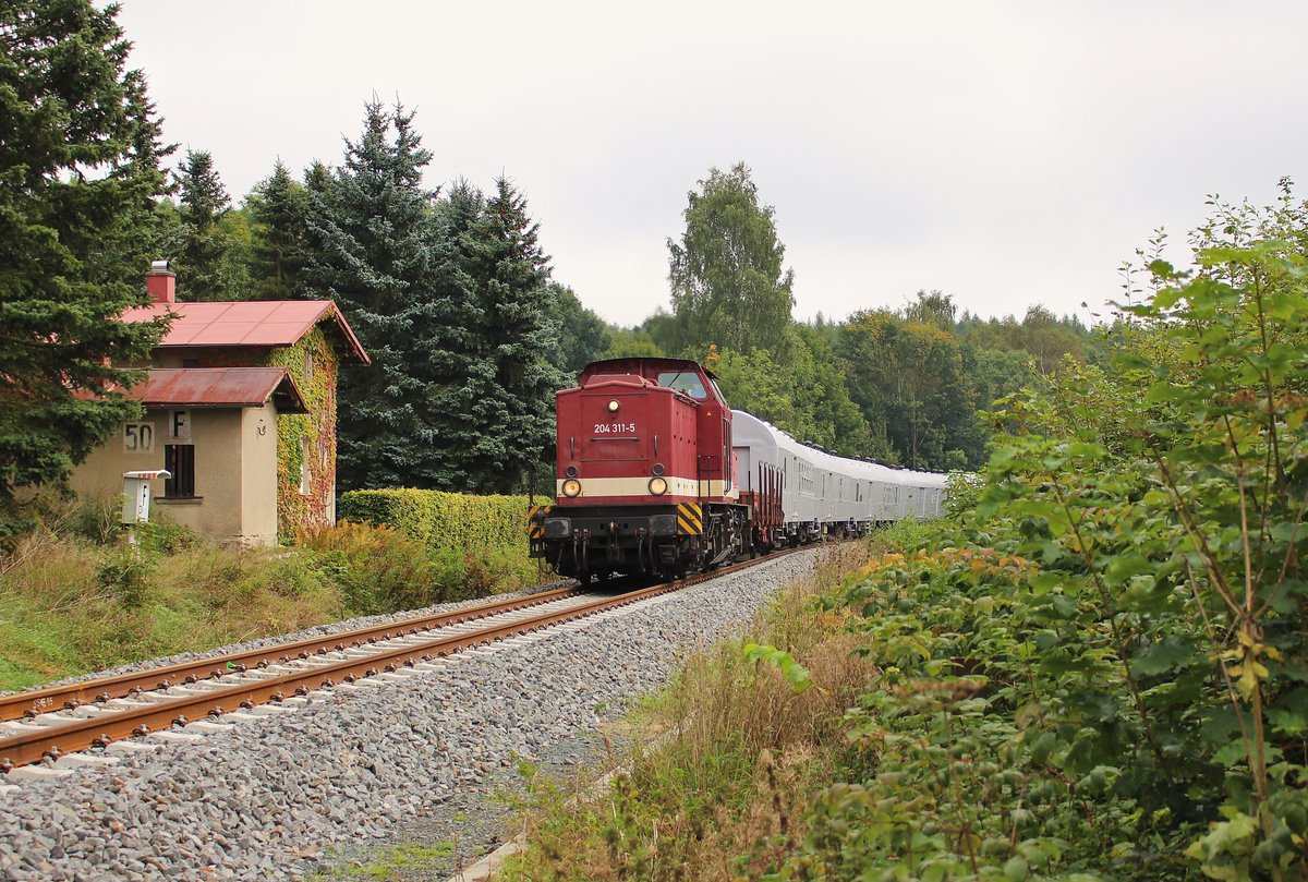 Am 17.09.17 fuhr die 204 311-5 MTEG (202 311-7)den Anti-Drogenzug REVOLUTION TRAIN von Vojtanov/Cz nach Saalfeld/Saale, wo der Zug vom 18.- 20.09.17 Station macht. Hier ist der Zug nahe Schönberg an der Grenze zu Tschechien zu sehen. 
