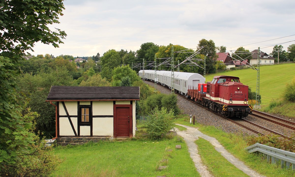 Am 17.09.17 fuhr die 204 311-5 MTEG (202 311-7)den Anti-Drogenzug REVOLUTION TRAIN von Vojtanov/Cz nach Saalfeld/Saale, wo der Zug vom 18.- 20.09.17 Station macht. Hier ist der Zug in Jößnitz/V. zu sehen. 
