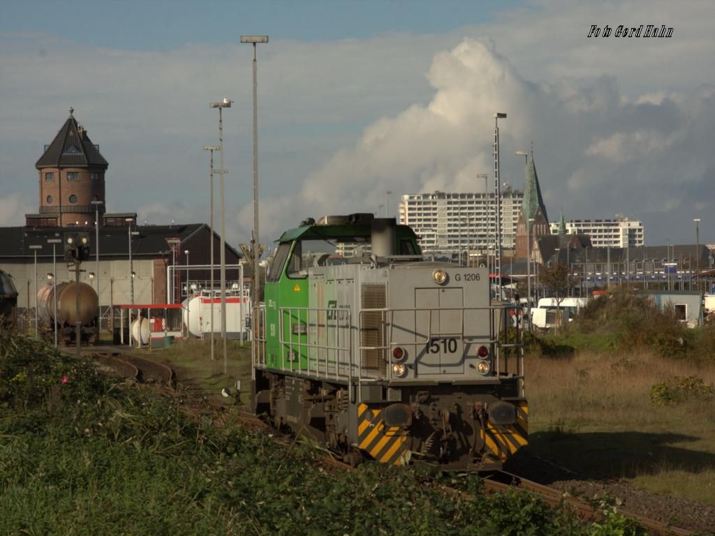 Am 17.10.2014 rangiert CFL 1510, eine MaK G 1206 im Bahnhof Westerland auf Sylt.
