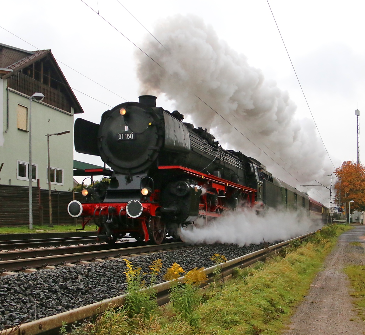 Am 17.10.2015 war 01 150 mit einem Sonderzug in Richtung Süden unterwegs am Zugschluss lief noch die 182 529 (ES 64 U2-029) mit. Aufgenommen in Ludwigsau-Friedlos.