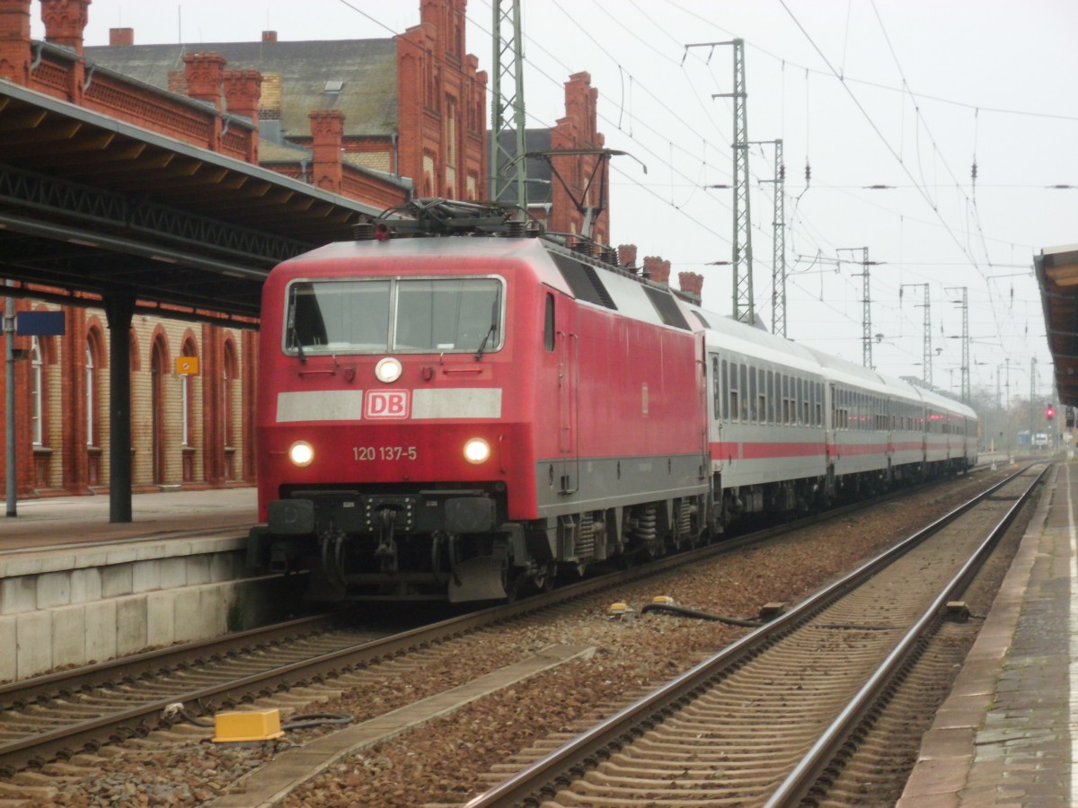 Am 17.11.2013 kam 120 137 mit dem IC 1917 von Berlin nach Stendal und dann weiter nach Karlsruhe.
