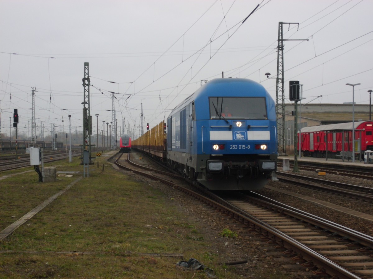 Am 17.11.2013 kam 253 015 (223 052)mit einem leeren Holzzug aus Niedergrne und fuhr durch Stendal weiter Richtung Berlin.