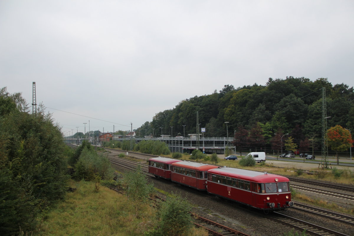 Am 17.9.17 veranstaltete die Museumseisenbahn Ammerland-Barßel-Saterland e.V. (MABS) eine sonderfahrt von Westerstede-Ocholt über Bucholz (Nordheide), Hamburg-Harburg nach Lüneburg und zurück.
Der VT798 659-8 und die beiden Bei/Steuerwagen 996 304-1 und 998 822-0 beförderten die Fahrgäste mit fast 120min verspätung durch Tostedt in richtung Hamburg/Lüneburg.