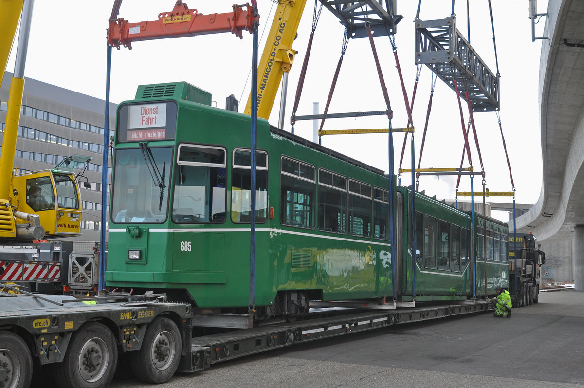 Am 17.und 18.01.2017 werden die ersten vier Be 4/6S der Serie 659 bis 686 auf einen Spezial Lastwagen verladen und ein kurzes Stück auf der Strasse zu einem Verladeplatz gefahren. Dann werden die Wagen auf einen Eisenbahnwagen geladen und werden eine Reise nach Sofia machen, wo sie eine zweite Heimat bekommen. Am 18.01.2017 wird der Be 4/6S 685 von zwei Kranen auf einen Eisenbahnwagen gehoben.