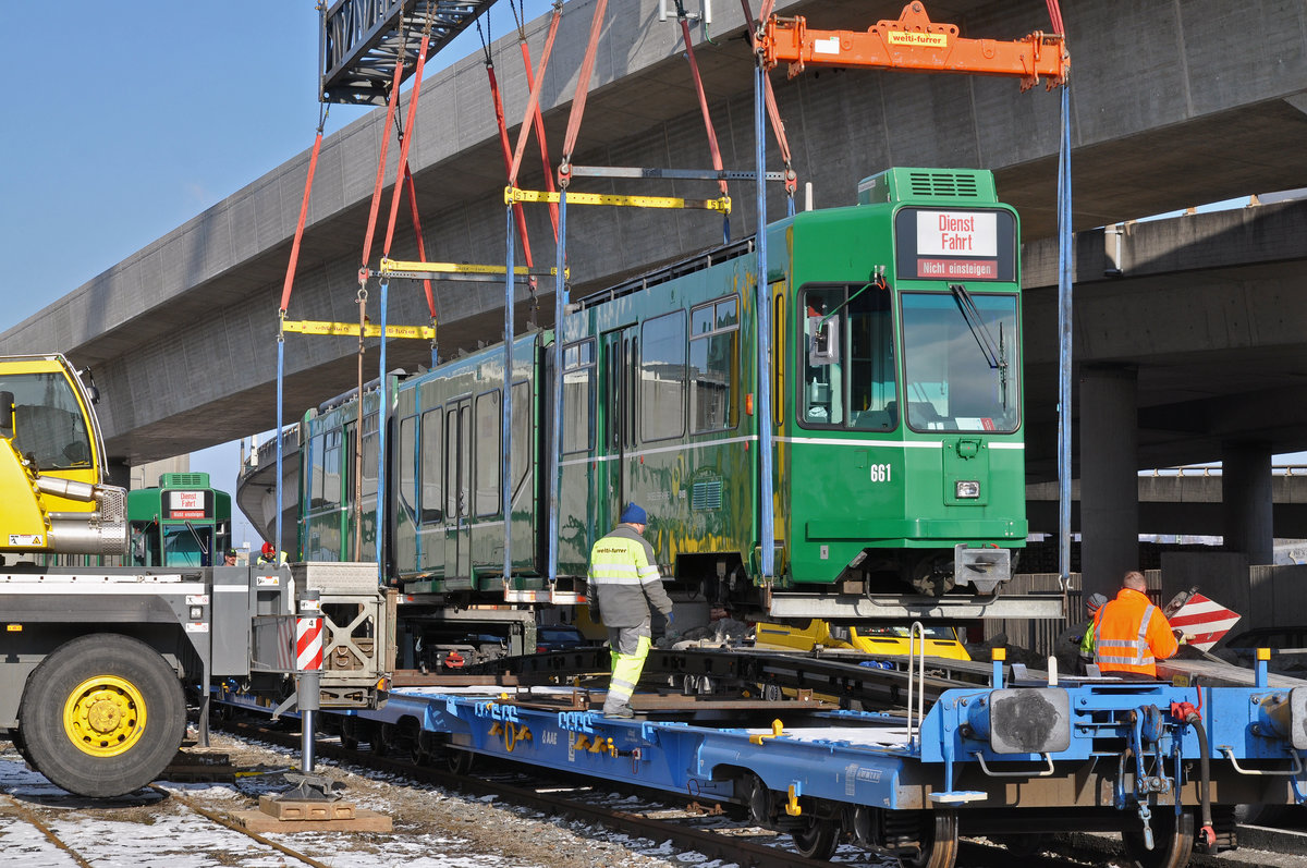 Am 17.und 18.01.2017 werden die ersten vier Be 4/6S der Serie 659 bis 686 auf einen Spezial Lastwagen verladen und ein kurzes Stück auf der Strasse zu einem Verladeplatz gefahren. Dann werden die Wagen auf einen Eisenbahnwagen geladen und werden eine Reise nach Sofia machen, wo sie eine zweite Heimat bekommen. Am 18.01.2017 wird der Be 4/6S 661 von zwei Kranen auf einen Eisenbahnwagen gehoben.