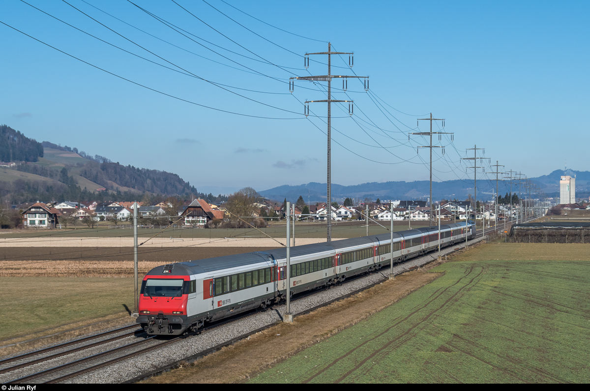 Am 18. Februar 2017 fährt ein von der Re 460 028 geschobener EW-IV-Pendel als IC nach Interlaken Ost bei Kiesen vorüber.