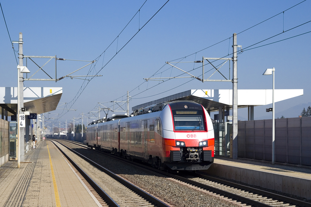 Am 18. März 2016 ist 4746 509 als SB 4107 in Feldkirchen-Seiersberg unterwegs.