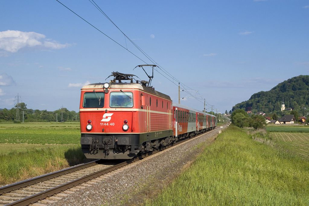 Am 18. Mai 2016 ist 1144 040 mit SB 4148 (Spielfeld-Straß - Graz Hbf) bei Neudorf ob Wildon unterwegs.